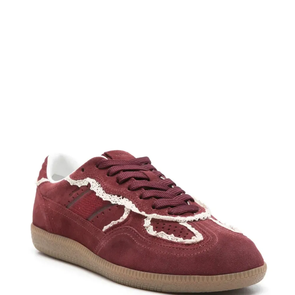 Кроссовки на шнуровке