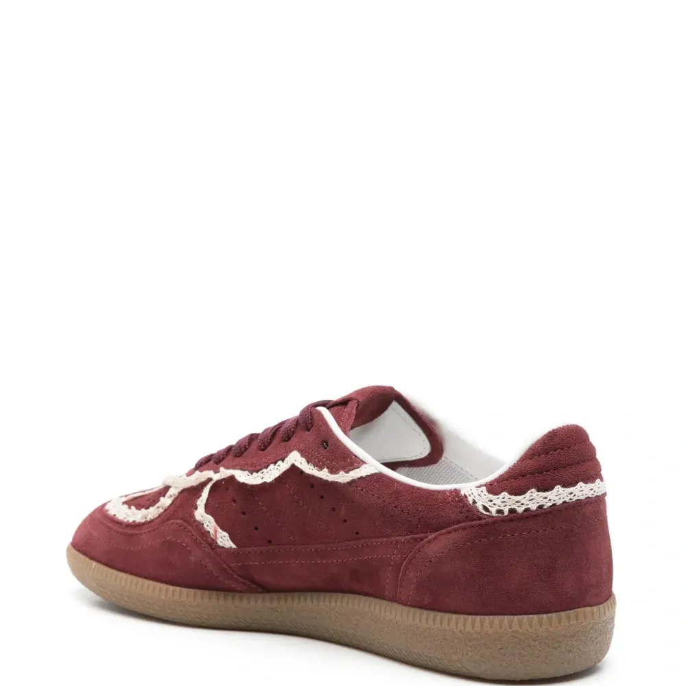 Кроссовки на шнуровке