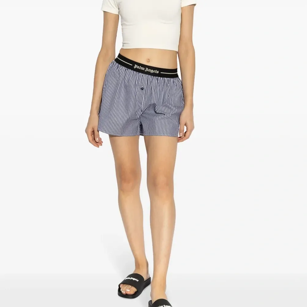 Шлепанцы с логотипом