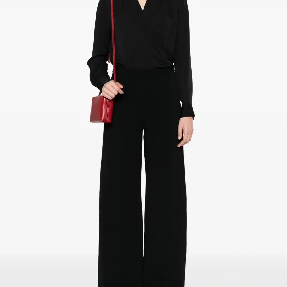 Блузка с запахом и заостренными лацканами