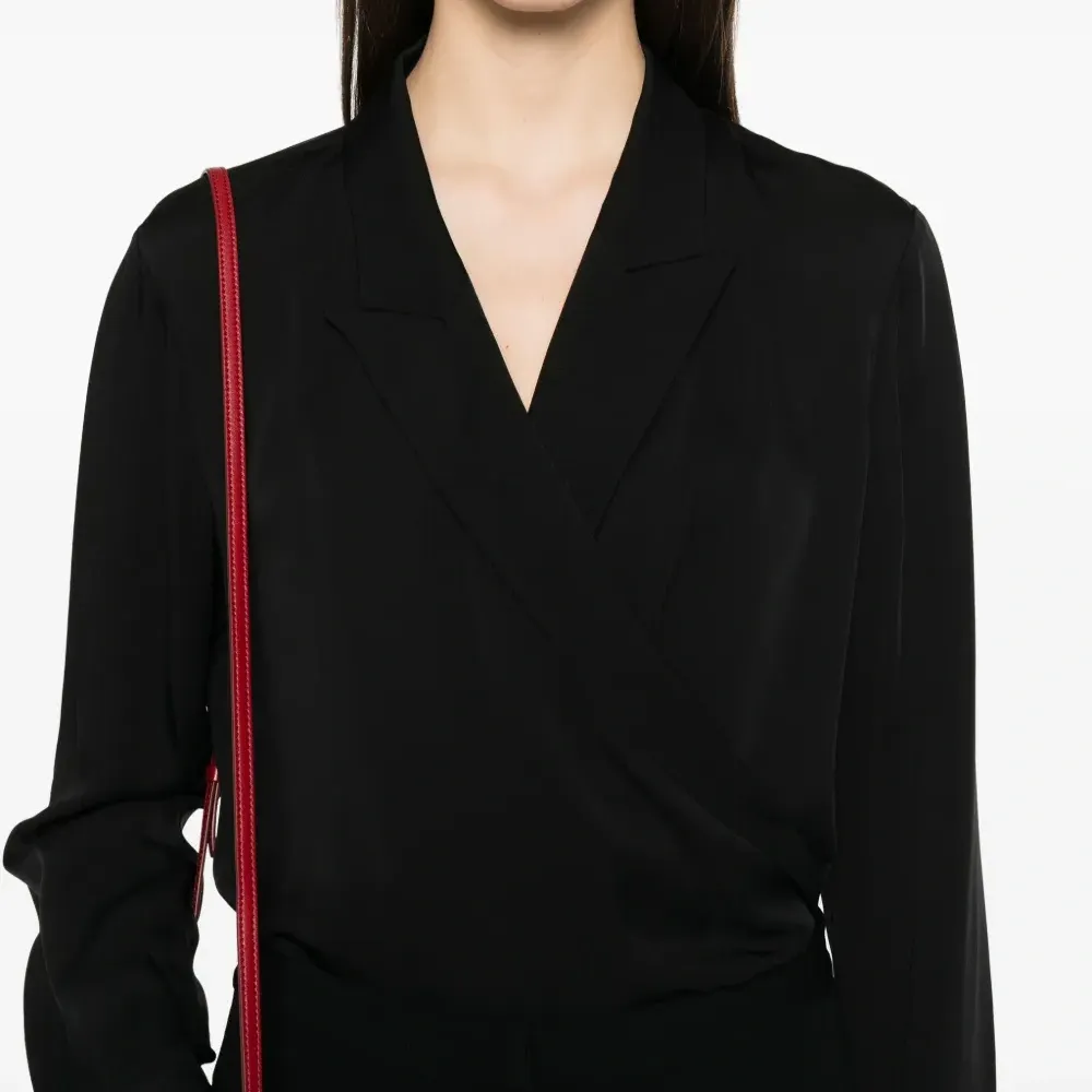 Блузка с запахом и заостренными лацканами