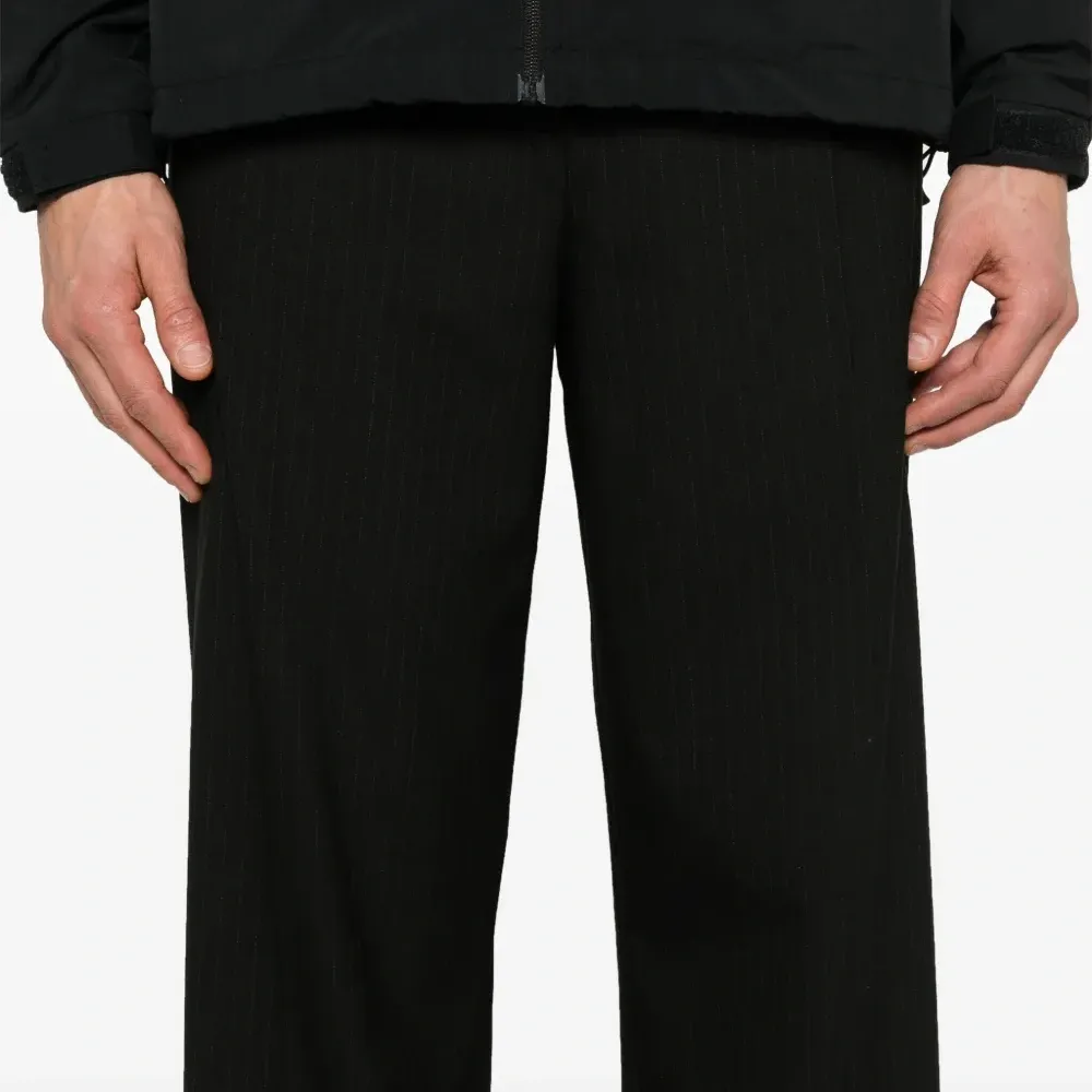 Брюки в тонкую полоску