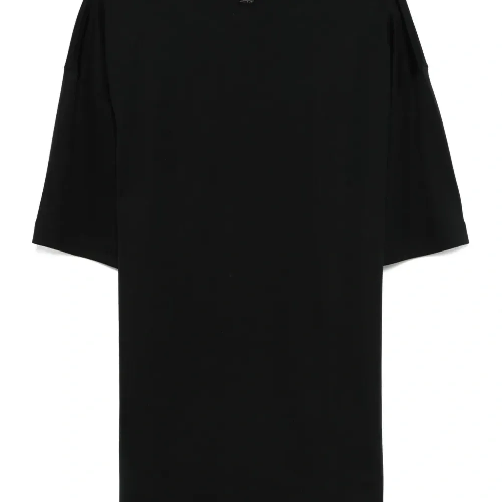 Футболка с металлическим декором