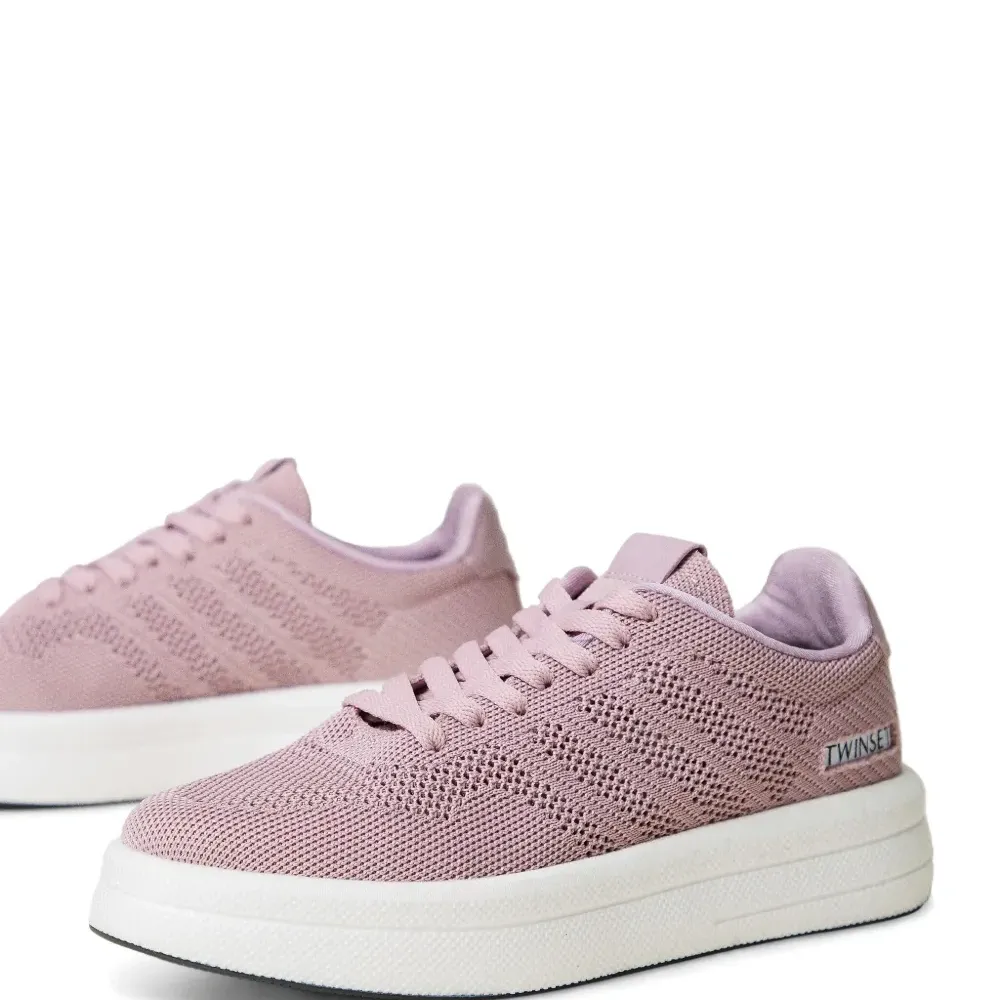 Кроссовки с логотипом