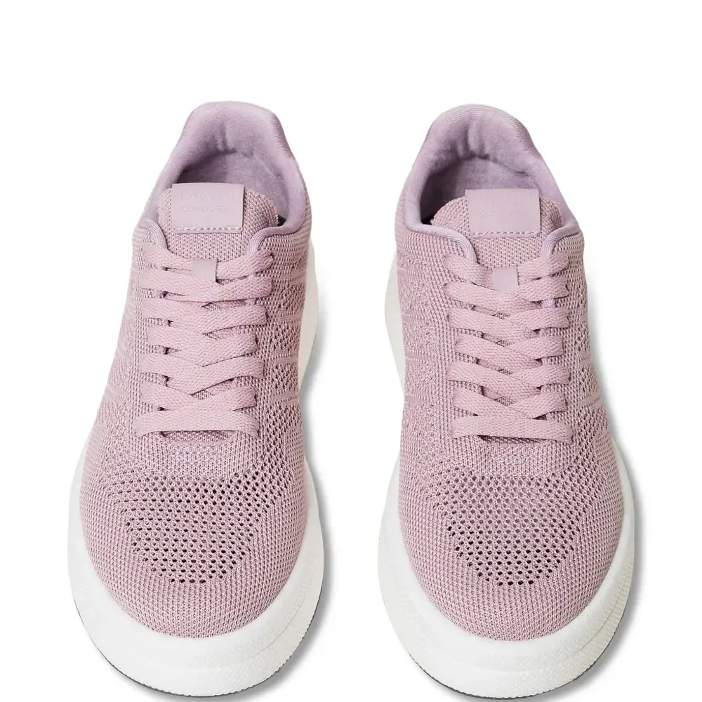 Кроссовки с логотипом