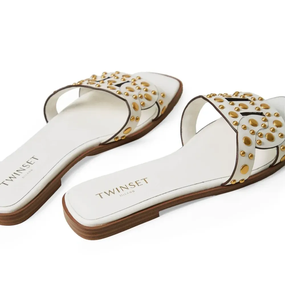 Шлепанцы с заклепками