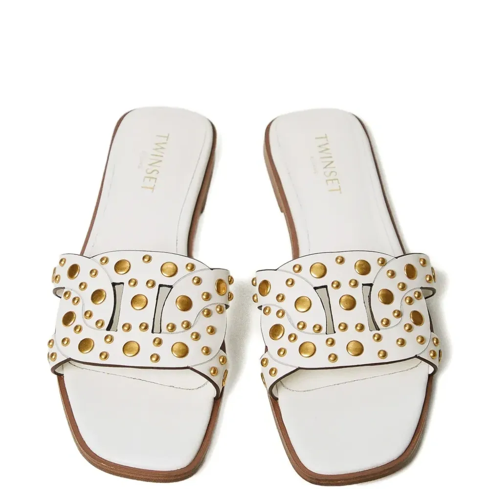 Шлепанцы с заклепками