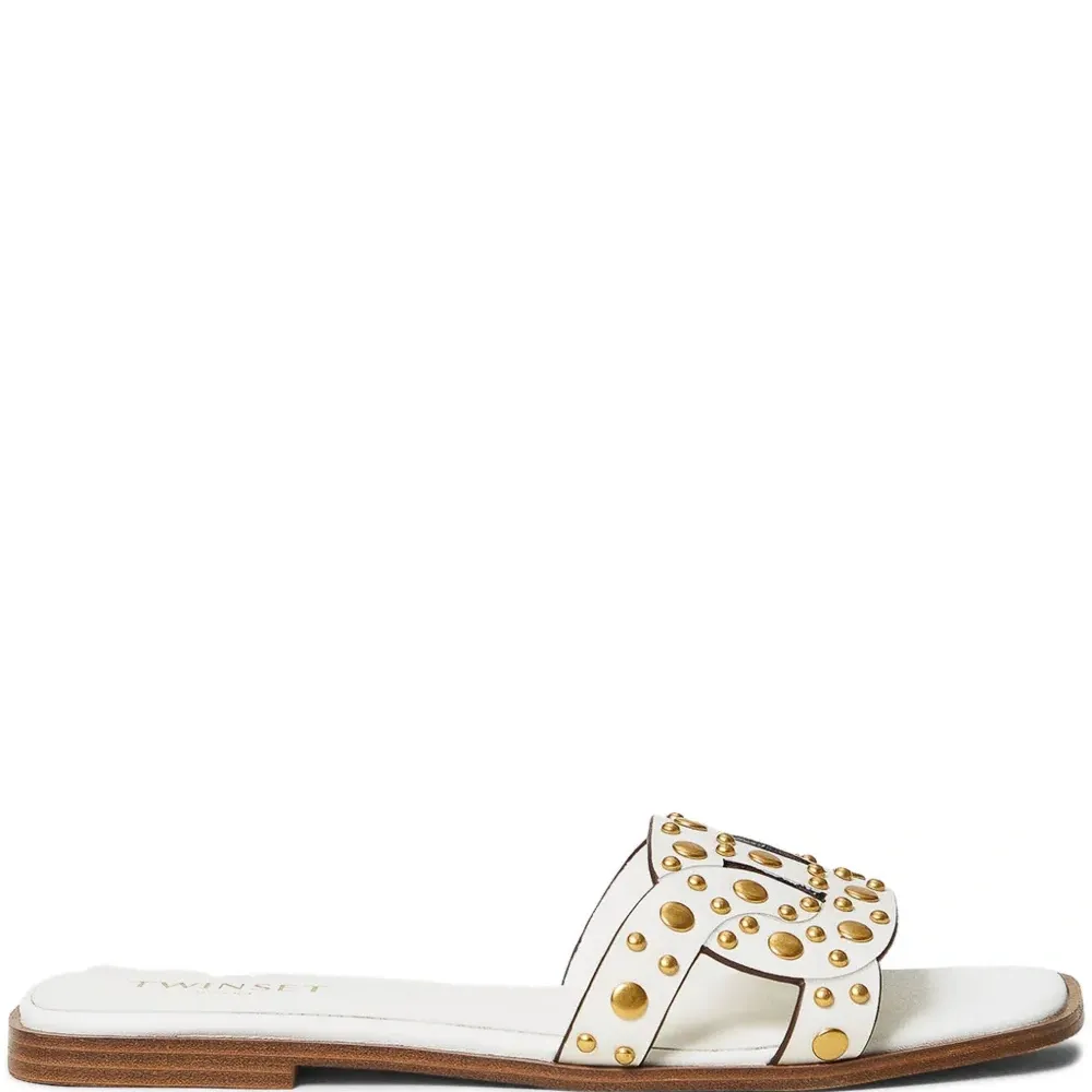 Шлепанцы с заклепками