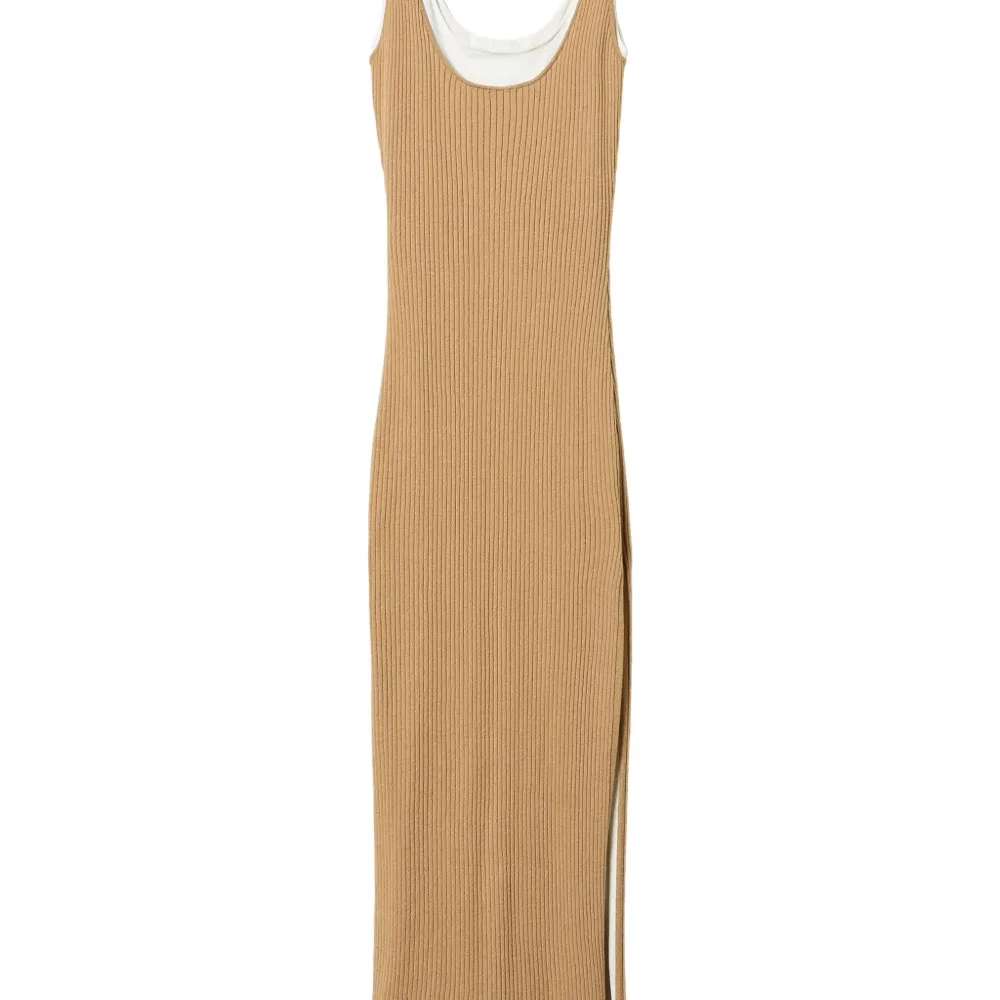 Трикотажное платье с эффектом тромплей Трикотажное платье с эффектом тромплей