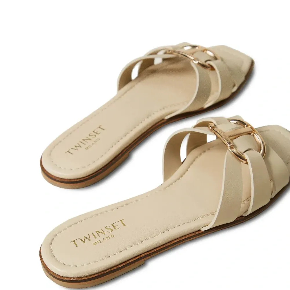 Шлепанцы с пряжкой-логотипом Шлепанцы с пряжкой-логотипом