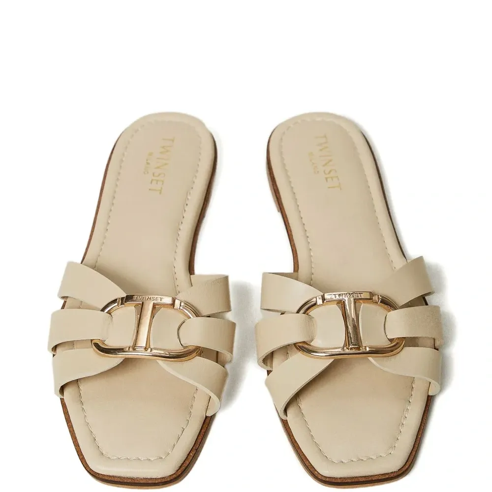 Шлепанцы с пряжкой-логотипом Шлепанцы с пряжкой-логотипом