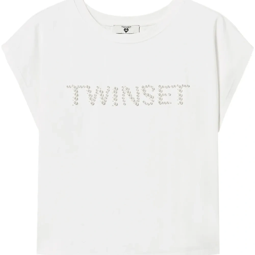 Футболка с вышитым логотипом