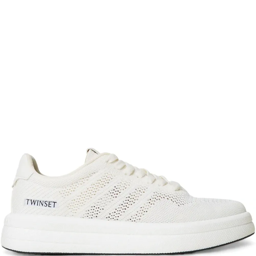 Кроссовки с логотипом