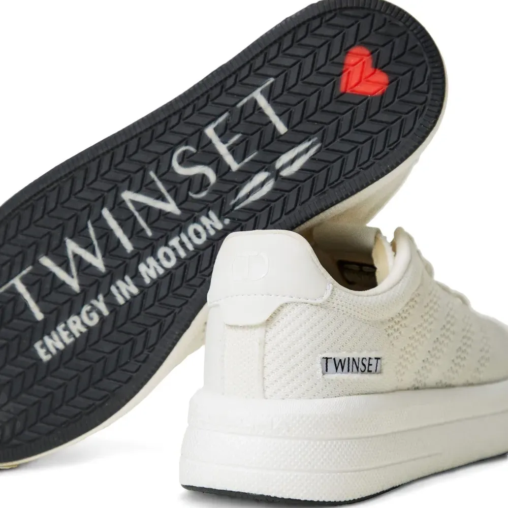 Кроссовки с логотипом