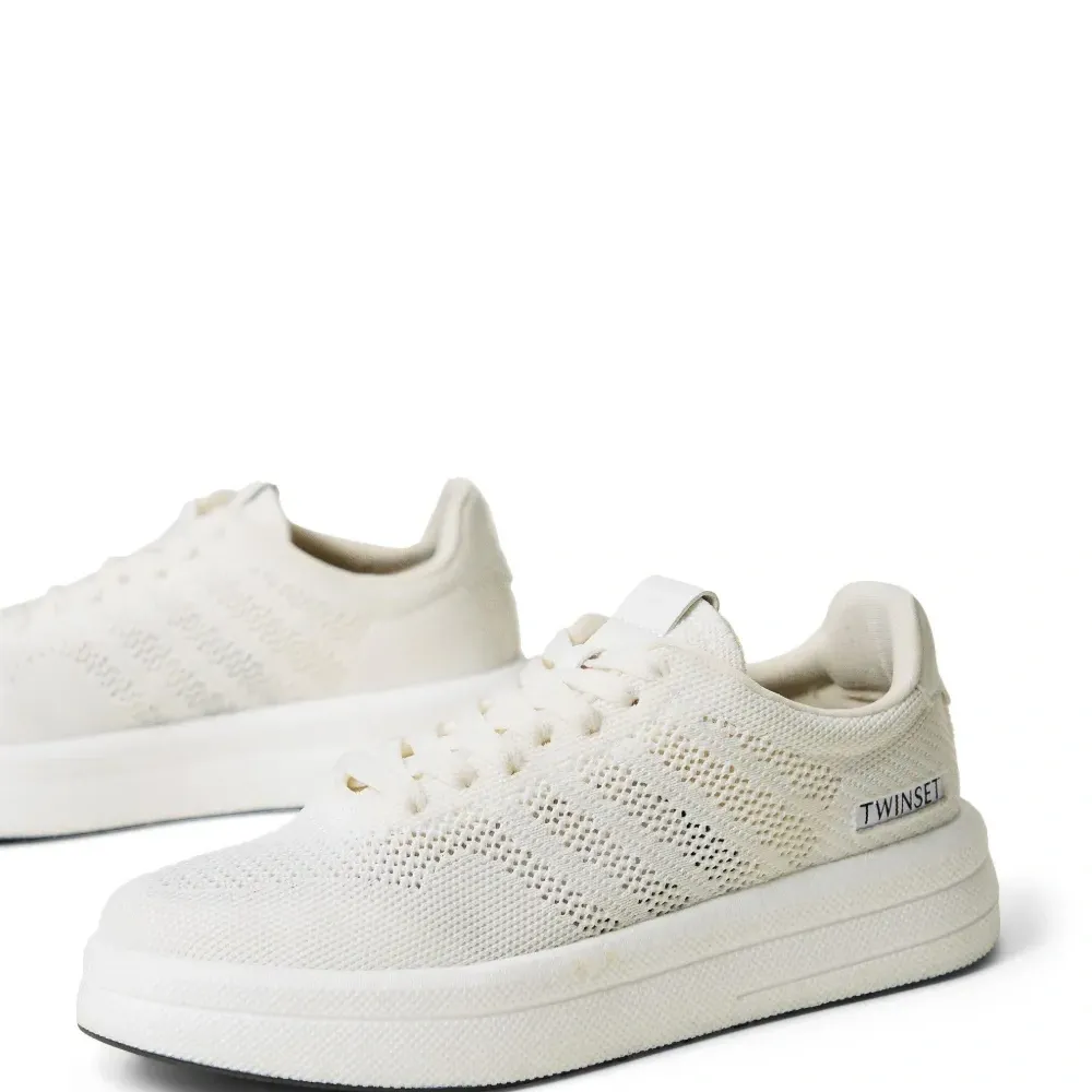 Кроссовки с логотипом