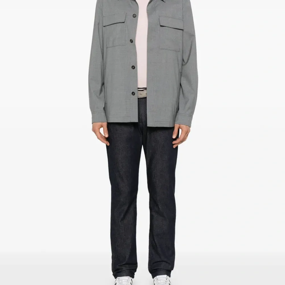 Джинсы с нашивкой-логотипом Джинсы с нашивкой-логотипом