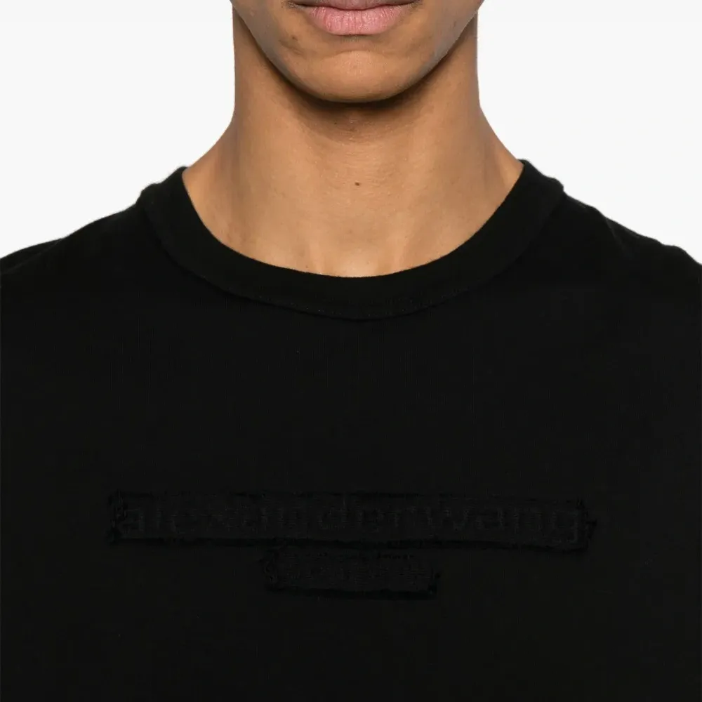 Футболка с тисненым логотипом