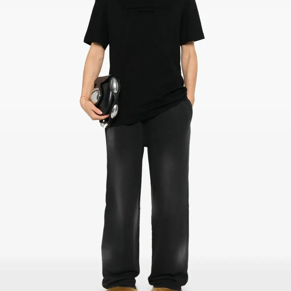 Футболка с тисненым логотипом