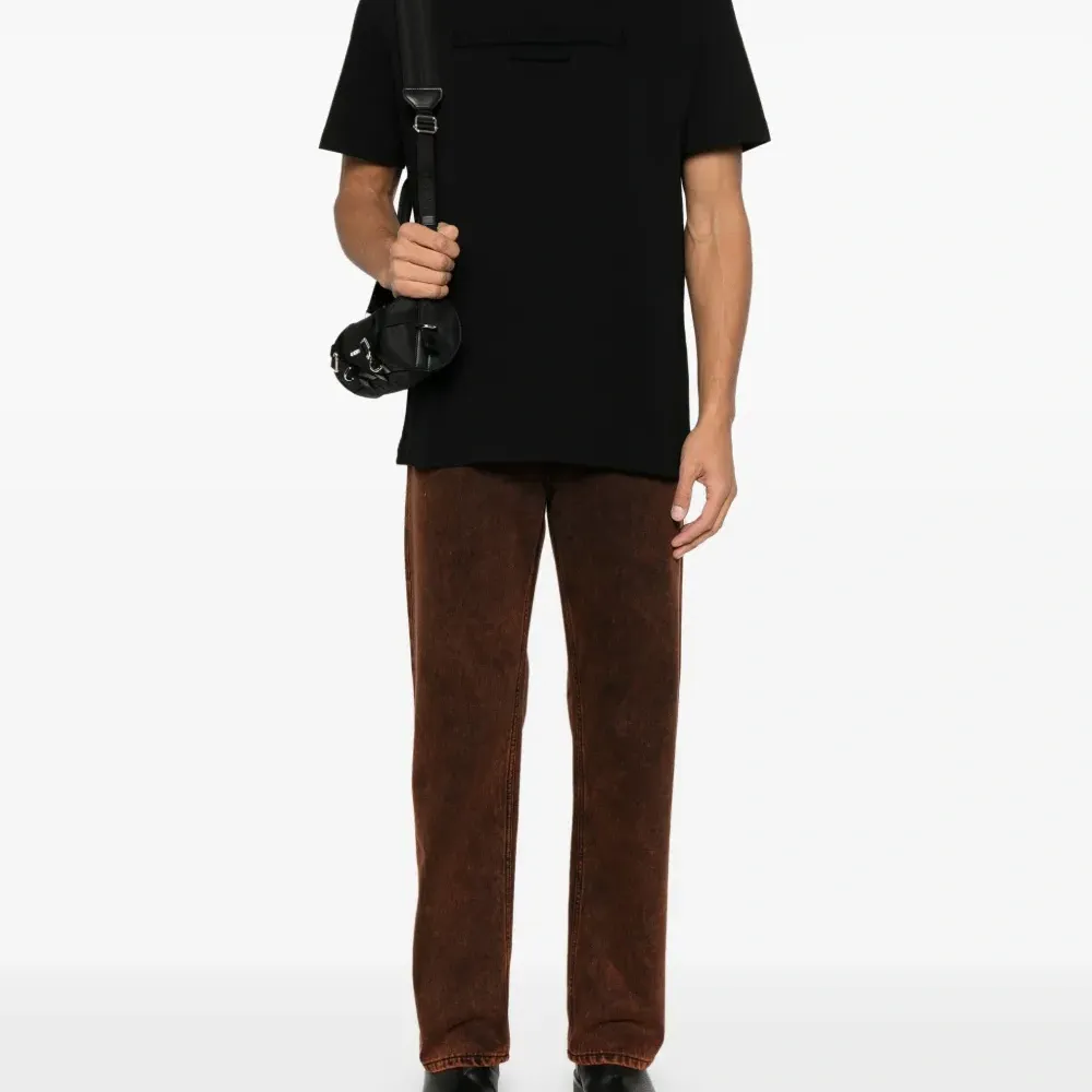 Футболка с тисненым логотипом