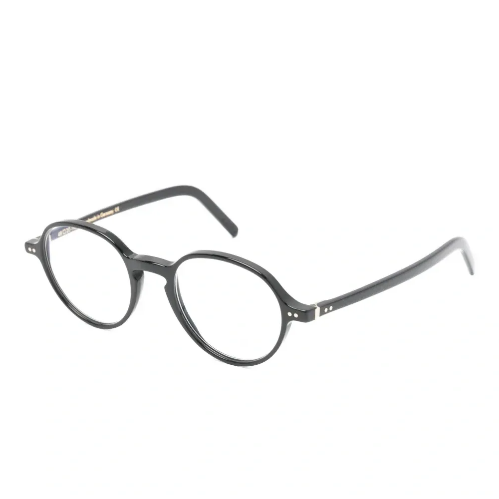 Очки в круглой оправе