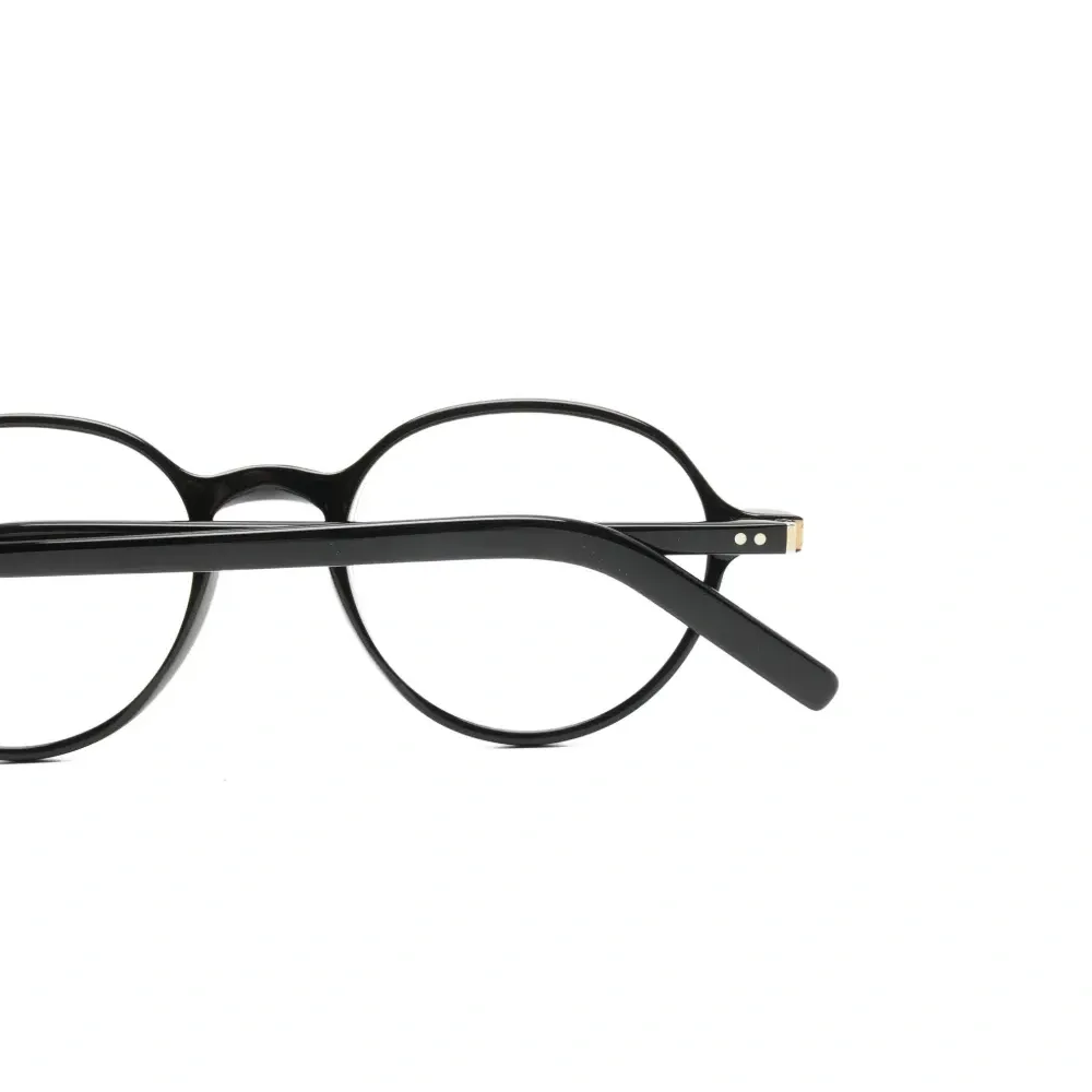 Очки в круглой оправе