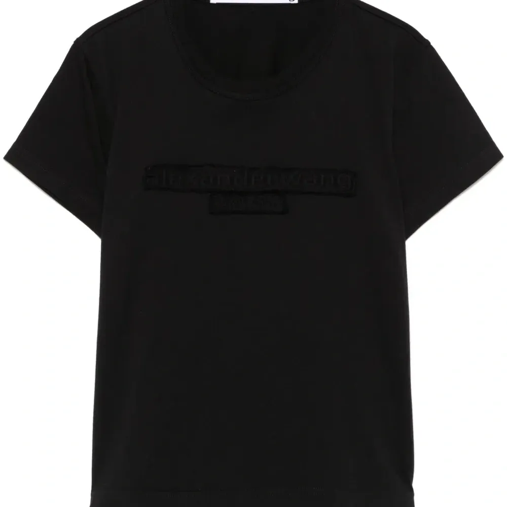 Футболка с тисненым логотипом