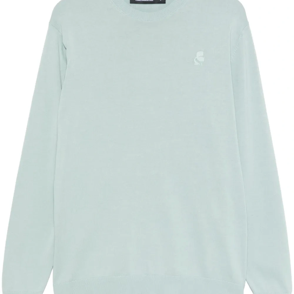 Свитер с вышитым логотипом