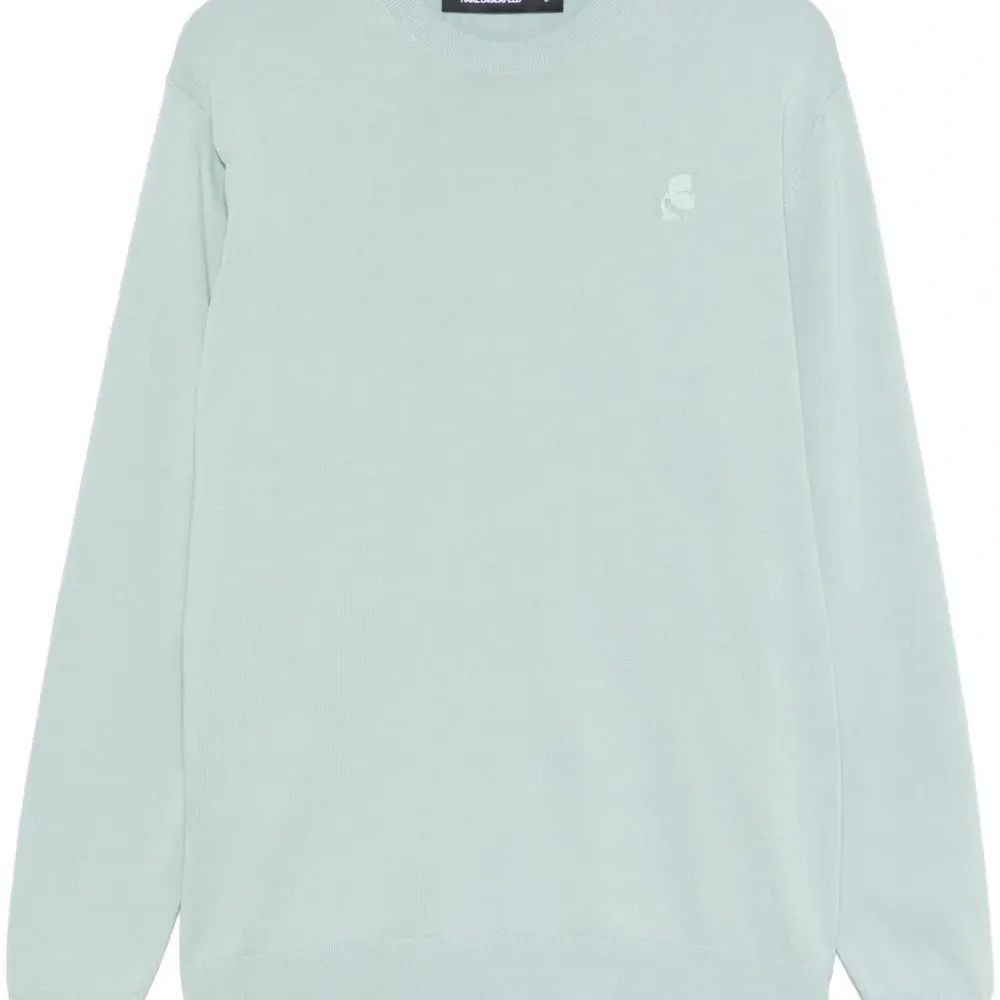 Свитер с вышитым логотипом