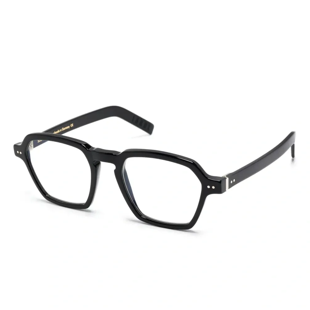 Очки в геометричной оправе