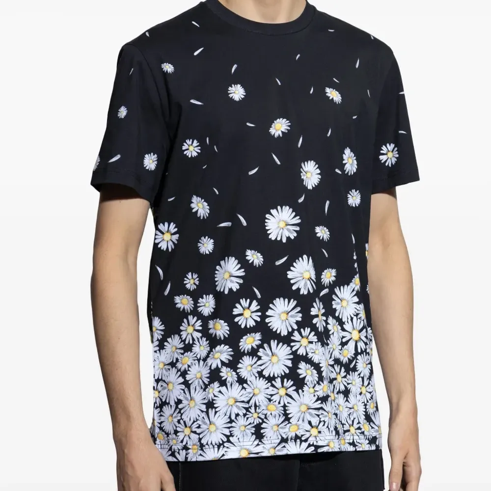 Футболка с цветочным принтом Футболка с цветочным принтом