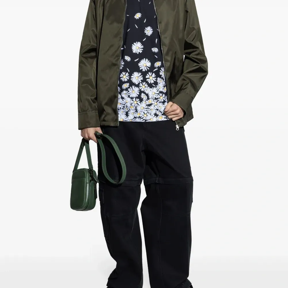 Футболка с цветочным принтом Футболка с цветочным принтом