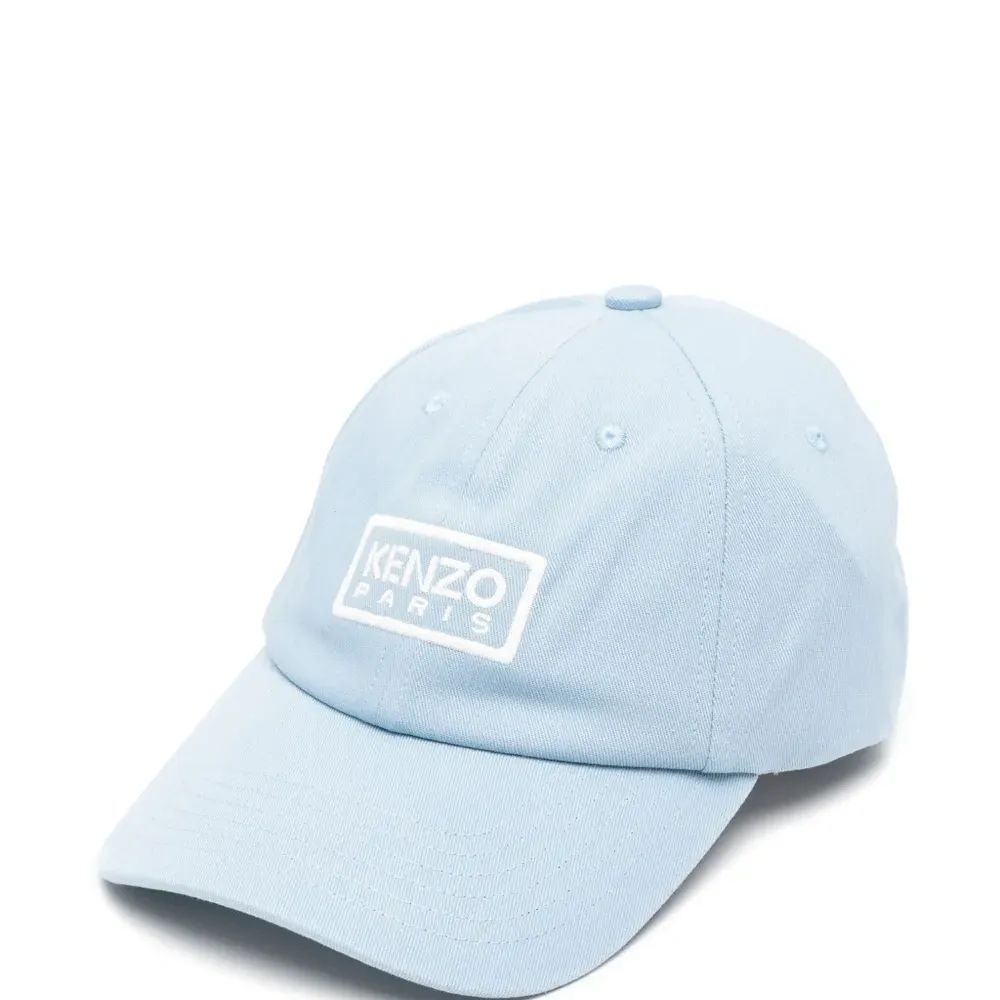 Кепка с вышитым логотипом