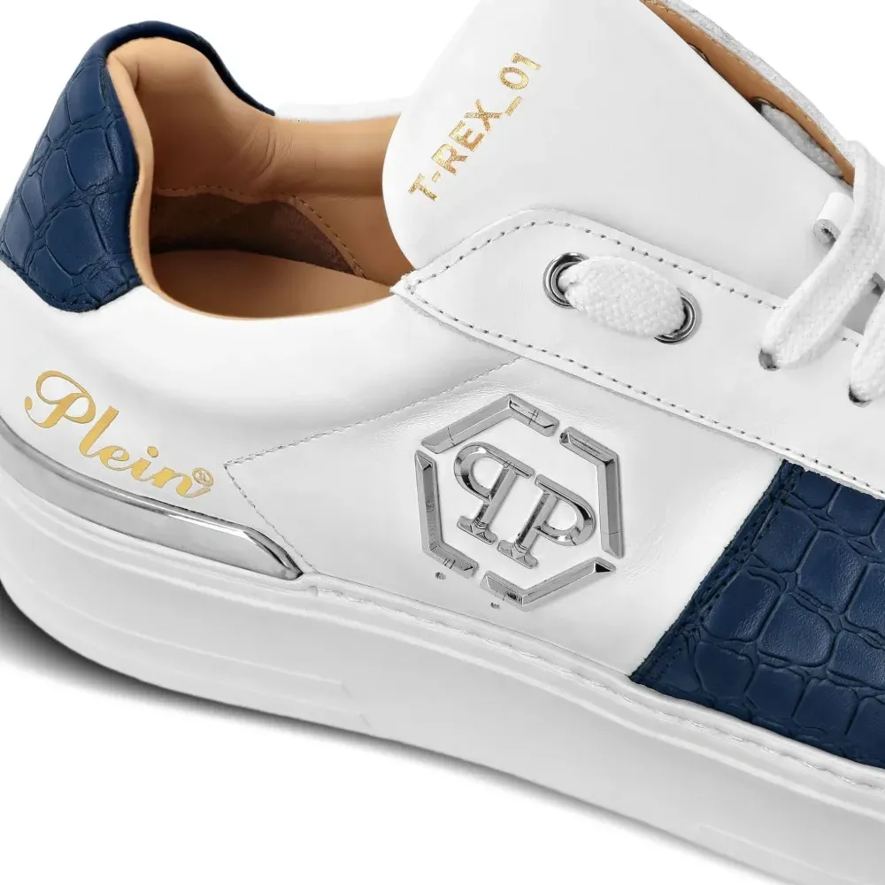 Кроссовки с логотипом