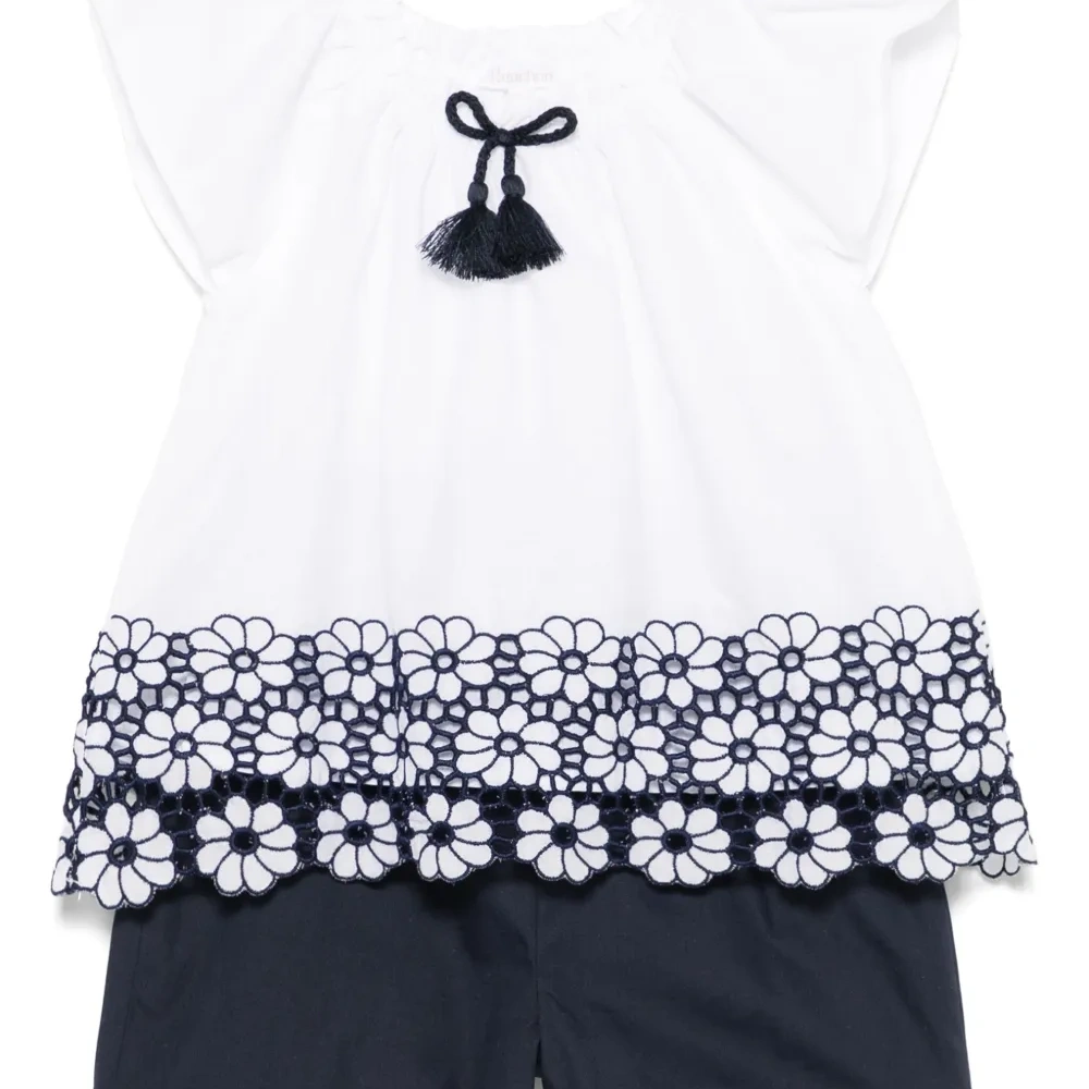 Комплект из блузки и шортов с вышивкой