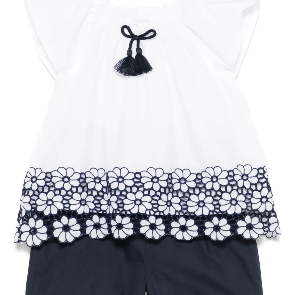 Комплект из блузки и шортов с вышивкой