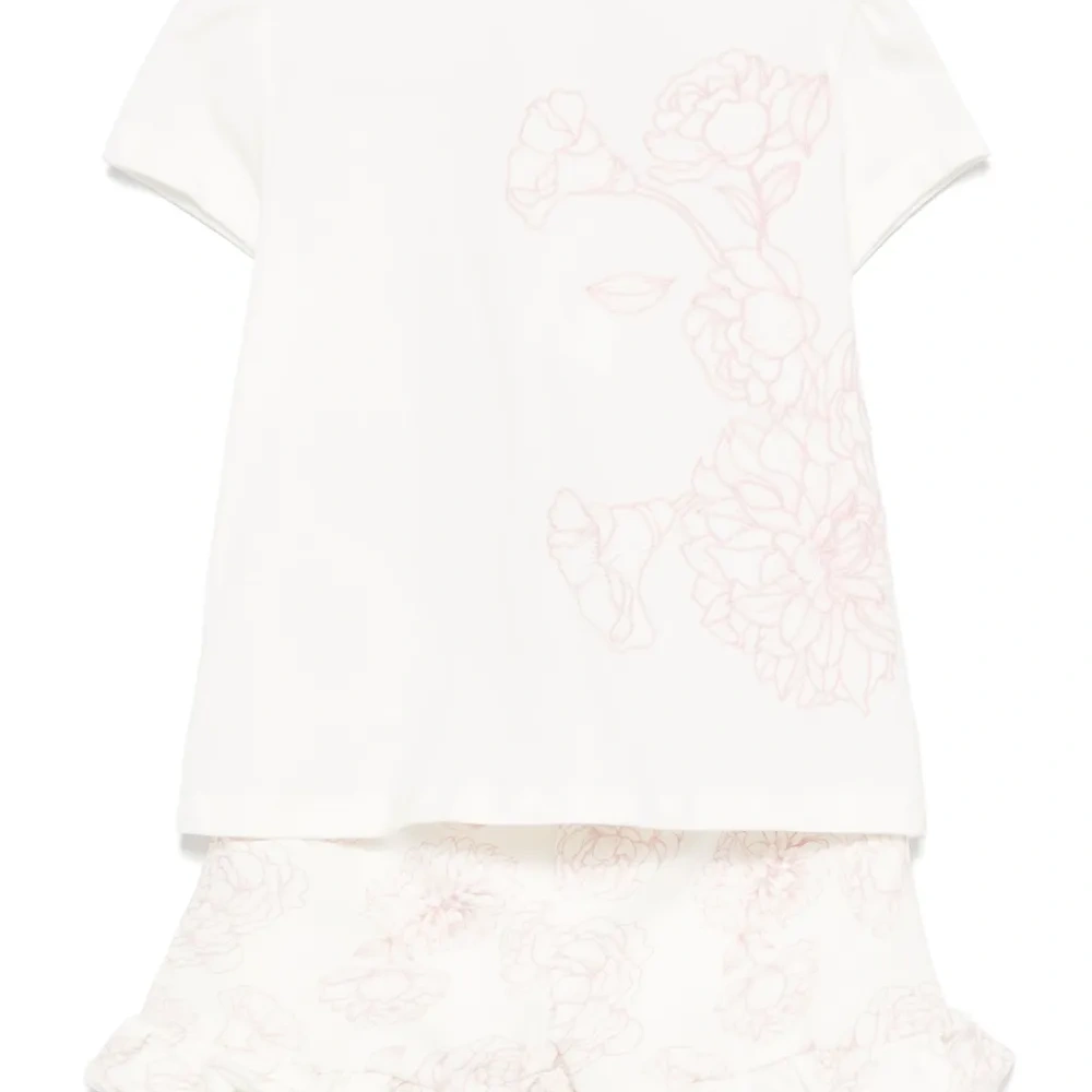 Комплект из футболки и шортов с цветочной вышивкой