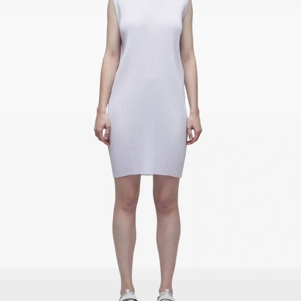 Платье без рукавов со складками