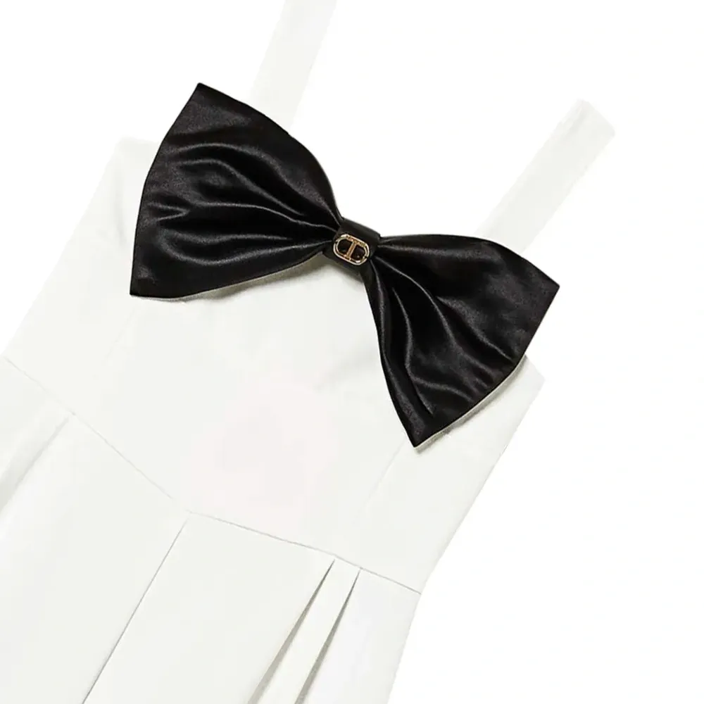 Креповый комбинезон с бантом Креповый комбинезон с бантом