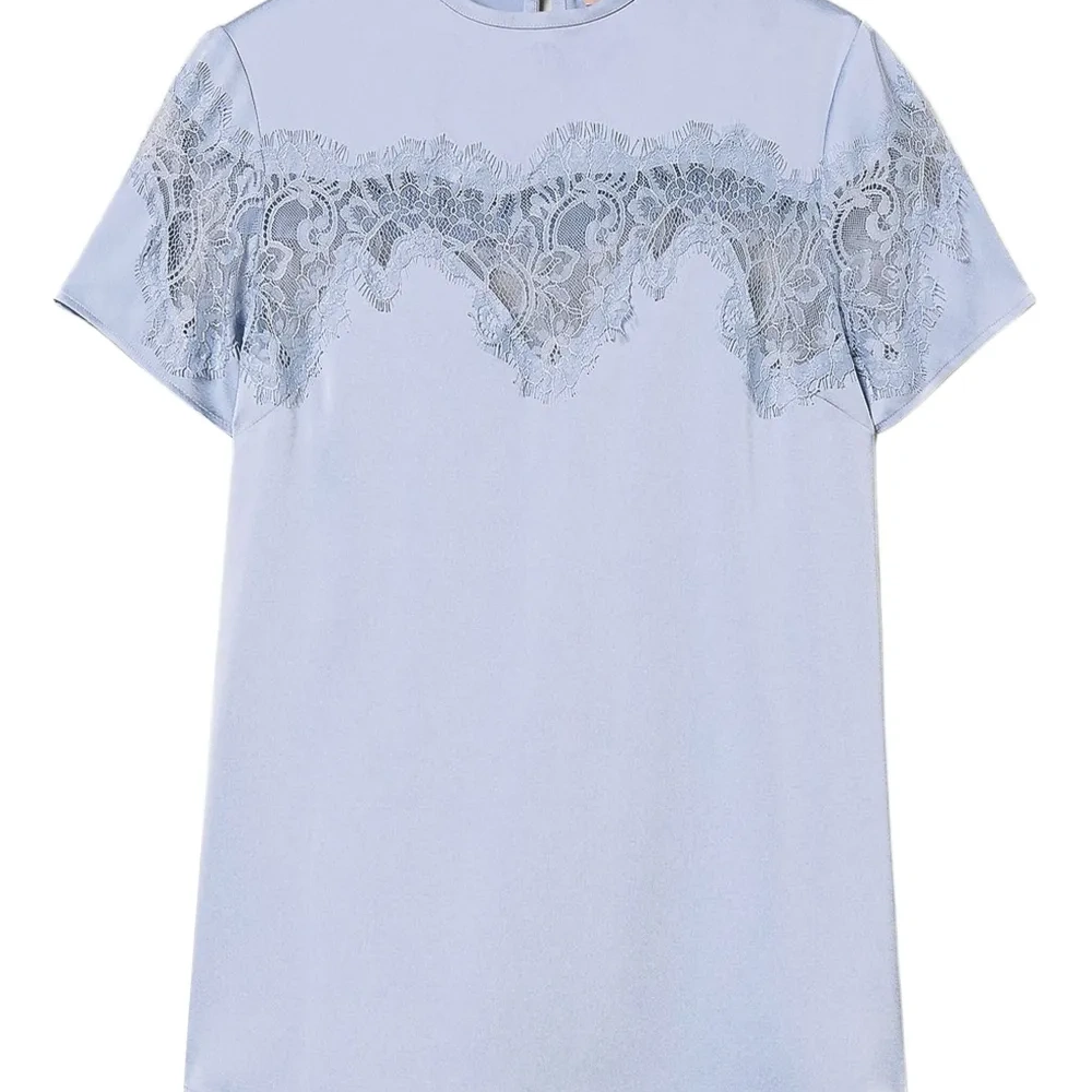 Топ с короткими рукавами и кружевом Топ с короткими рукавами и кружевом