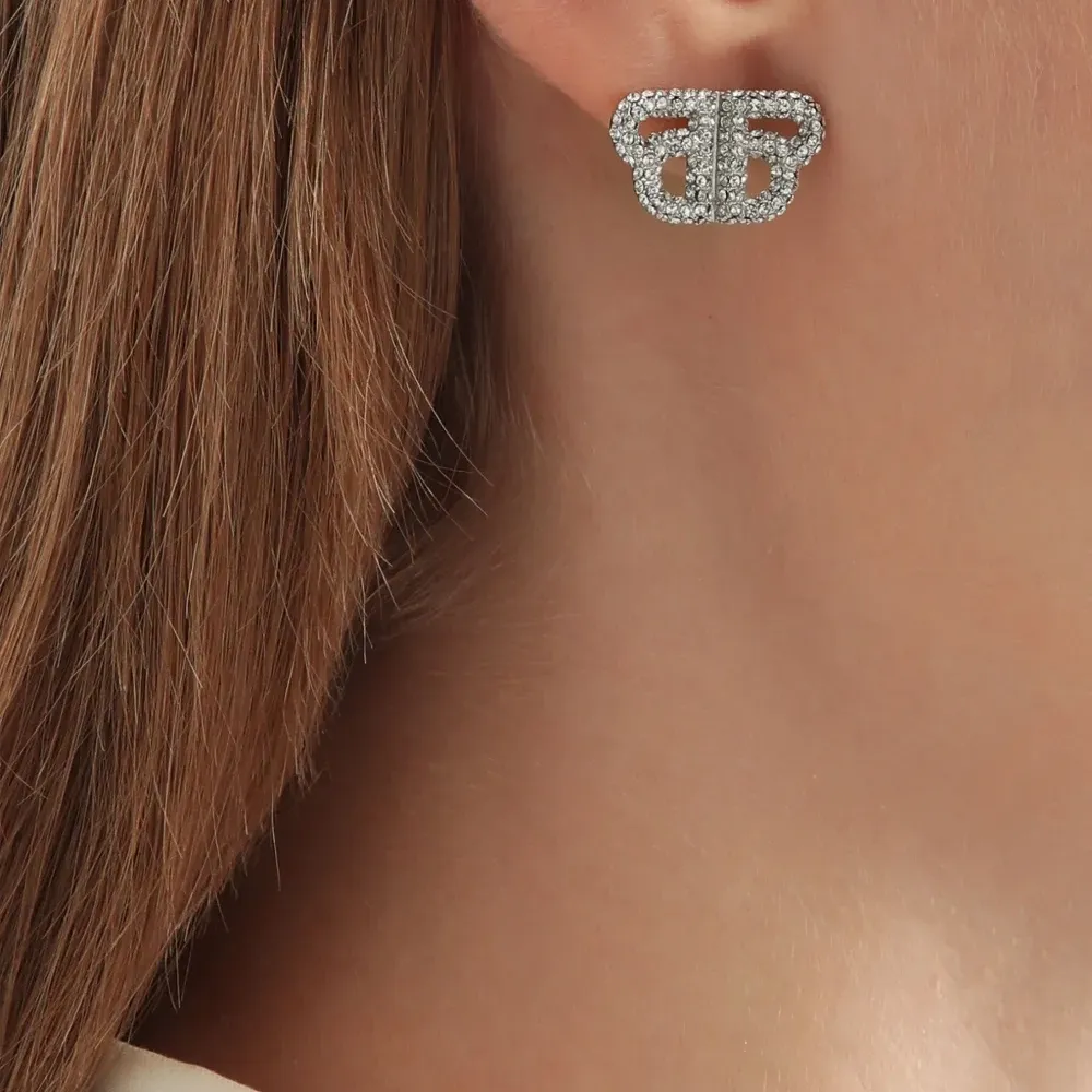 Серьги-гвоздики с логотипом