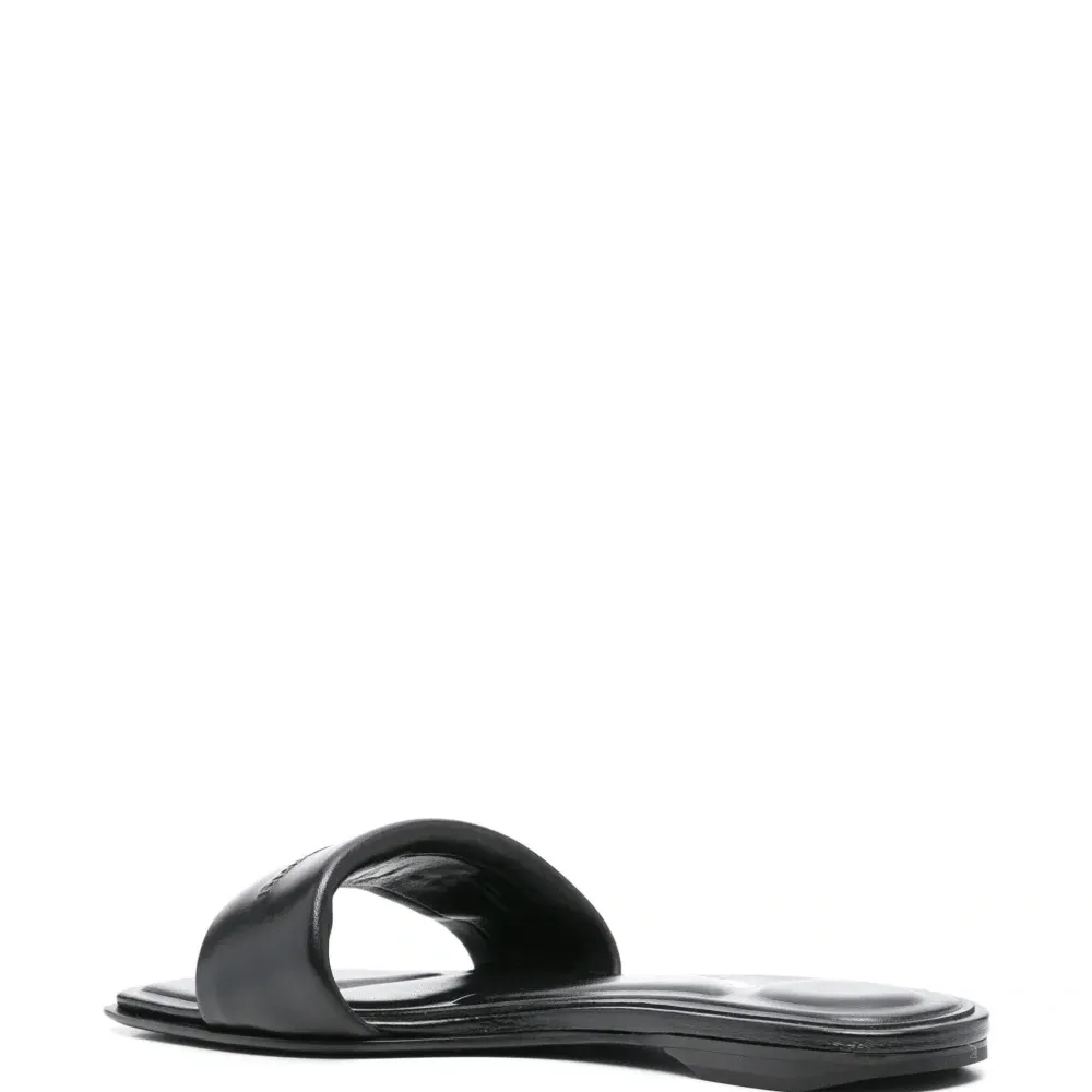 Шлепанцы с тисненым логотипом