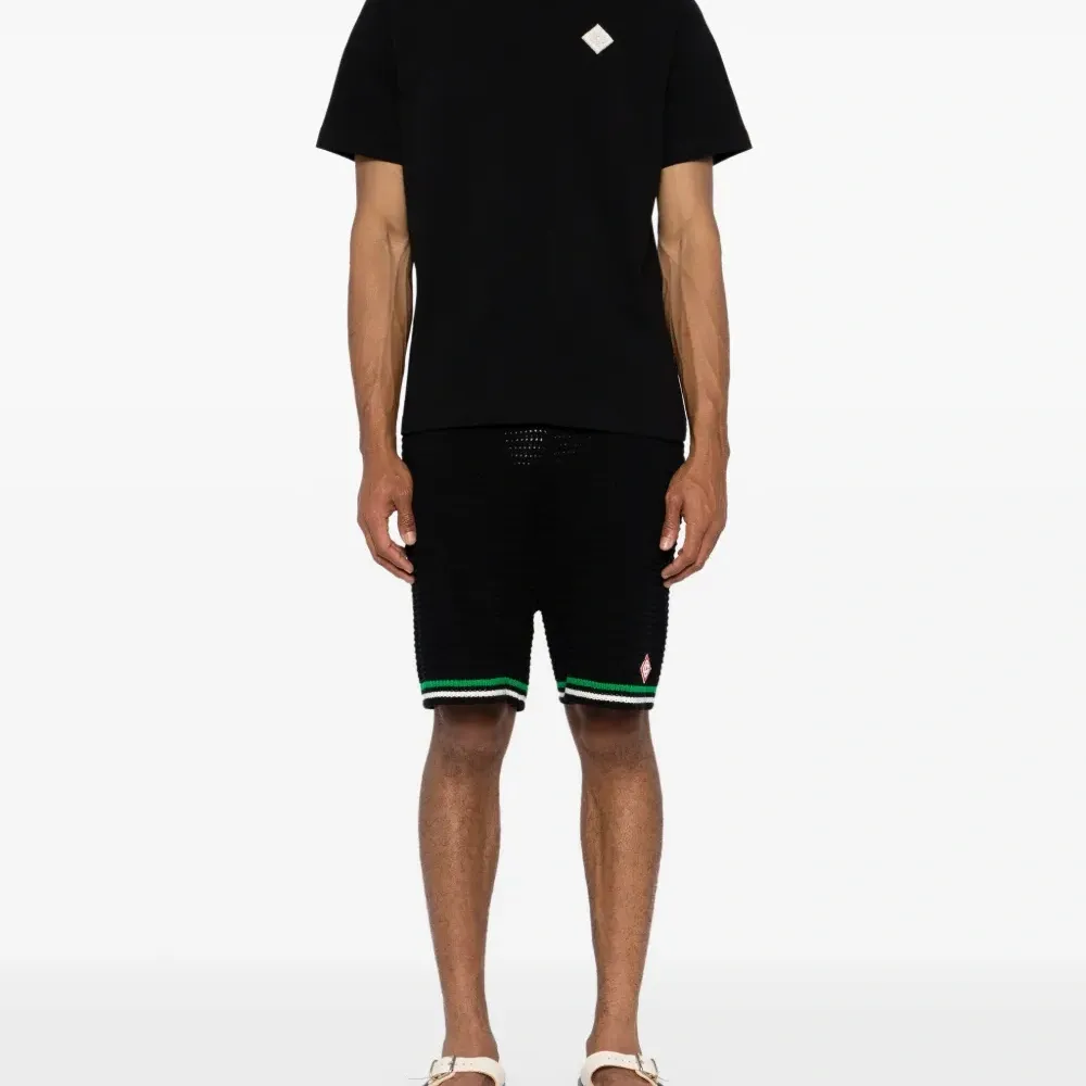 Футболка с нашивкой-логотипом