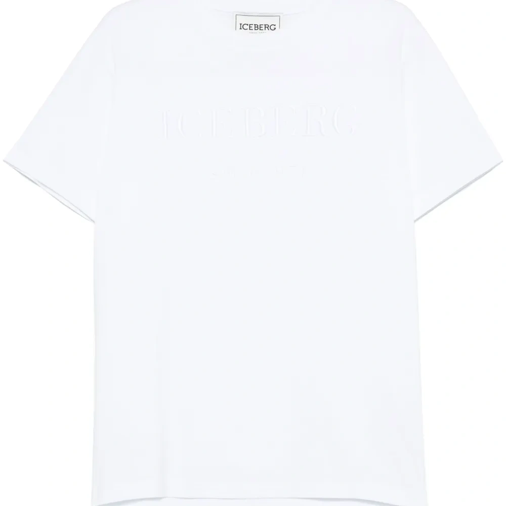 Футболка с вышитым логотипом