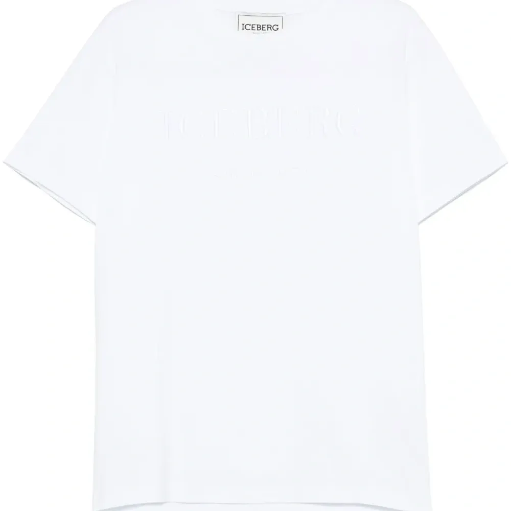 Футболка с вышитым логотипом