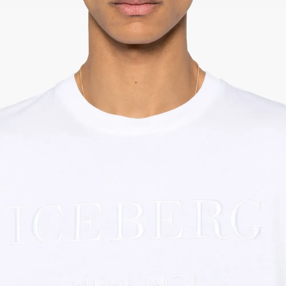 Футболка с вышитым логотипом