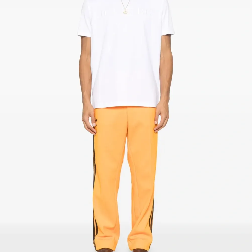 Футболка с вышитым логотипом