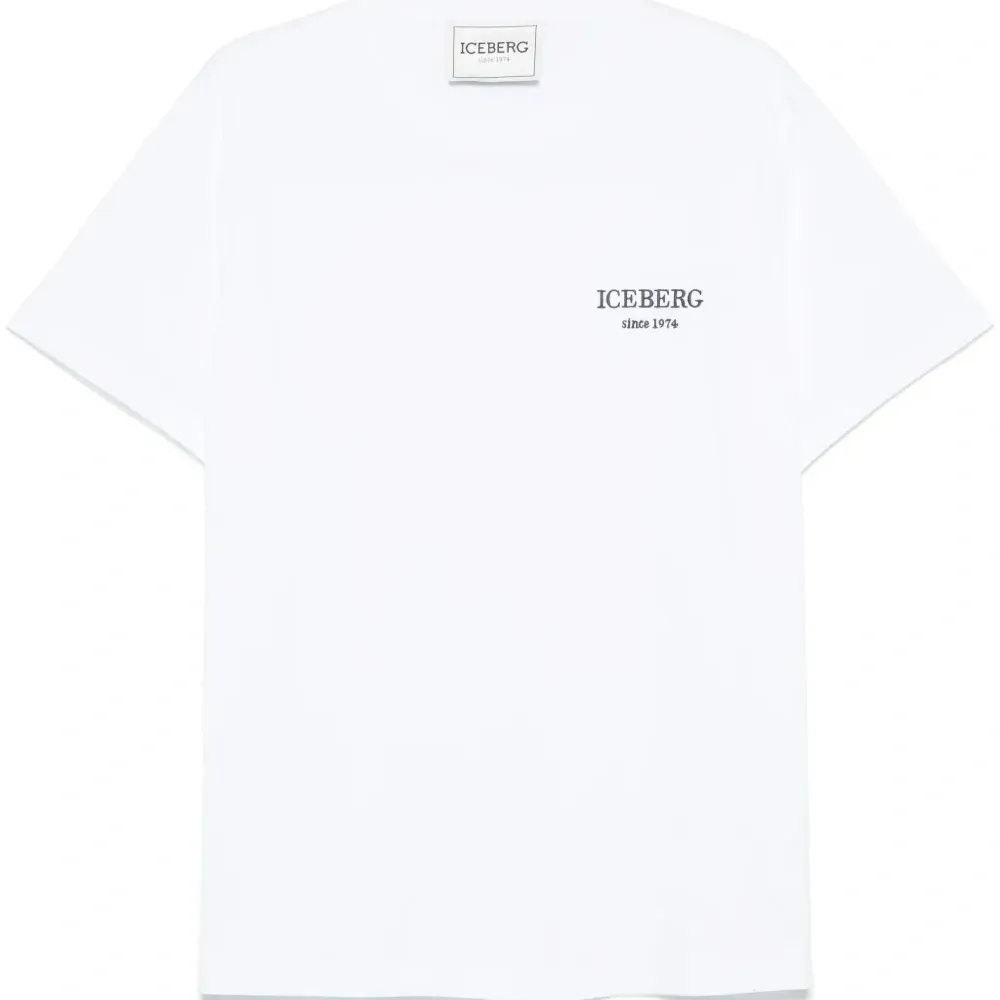 Футболка с вышитым логотипом