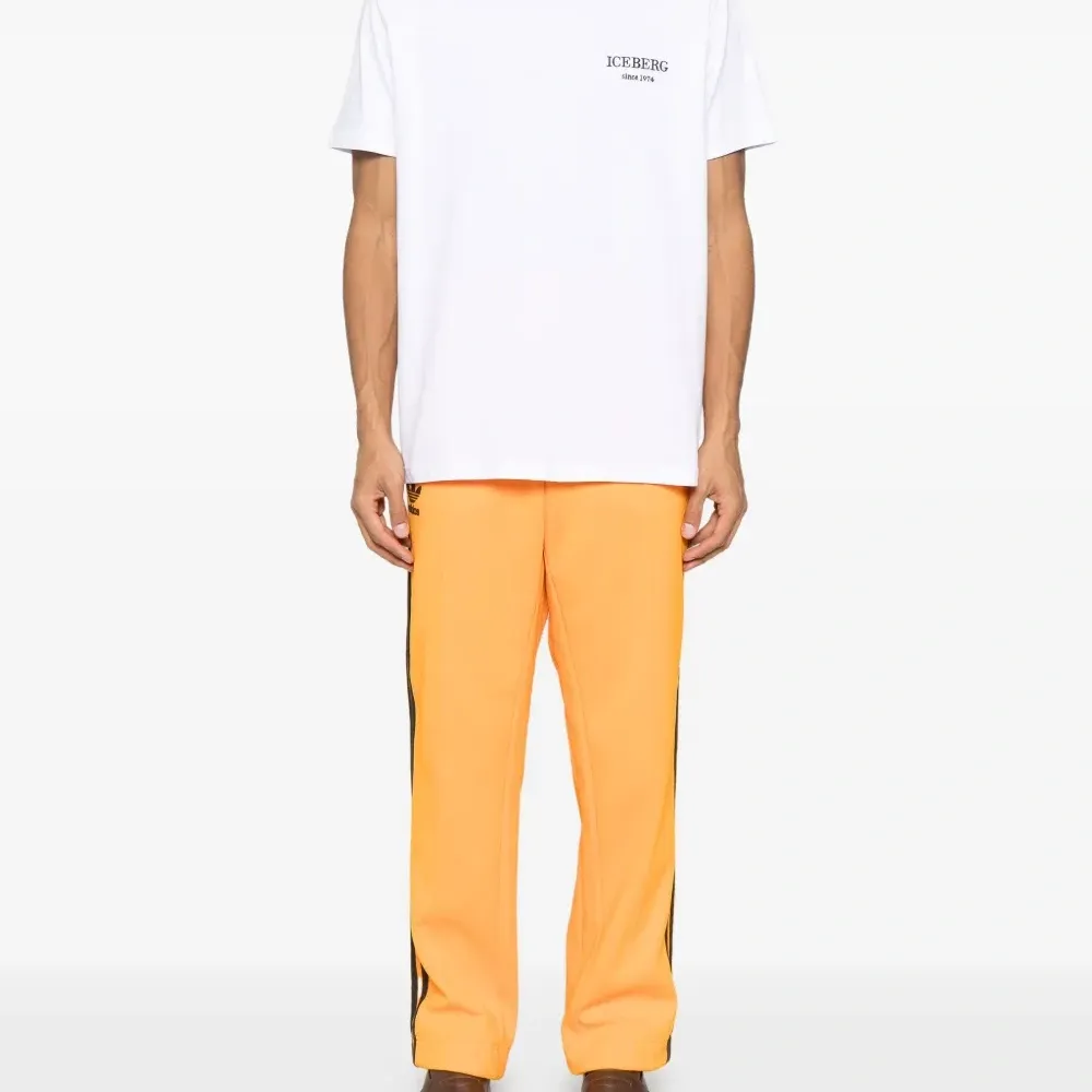 Футболка с вышитым логотипом