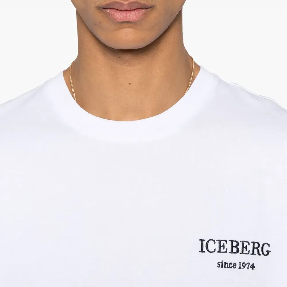 Футболка с вышитым логотипом