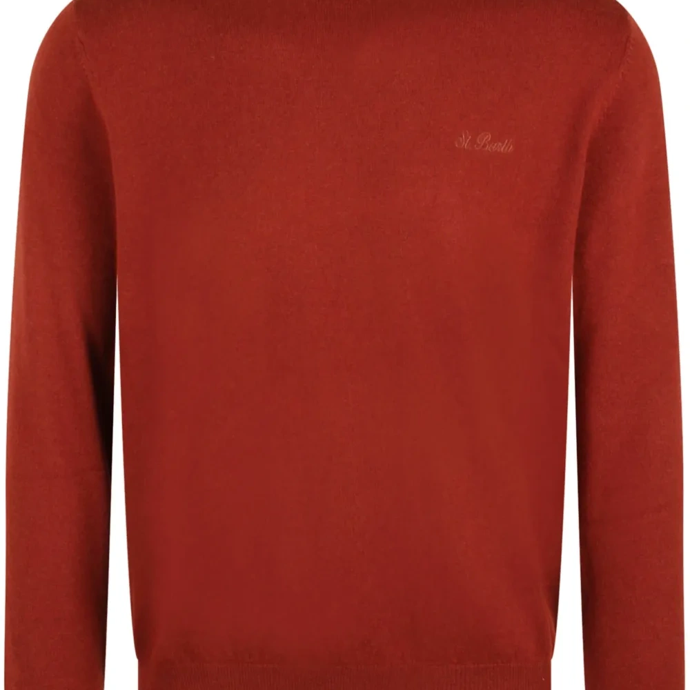 Свитер с вышитым логотипом